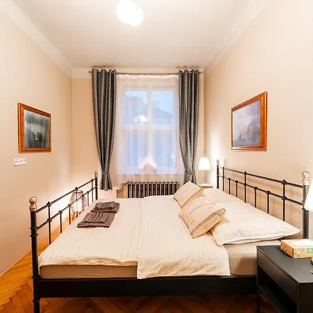 Charming In Hastalska Apartament