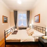 Charming In Hastalska Apartament